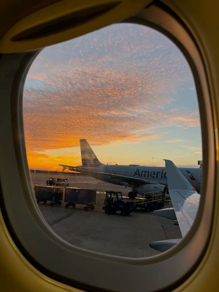 Avión visto desde una ventanilla al atardecer